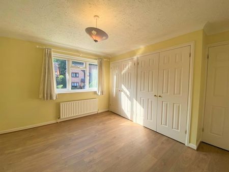 Knights Way, Camberley - 4 bedrooms Property for lettings - Seymours - Photo 4