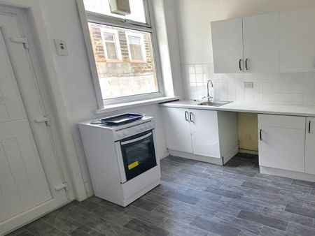 Terraced House to rent on - Photo 4