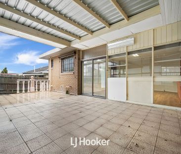 Spacious & Renovated Family Home in Prime Dandenong North Location! - Photo 6