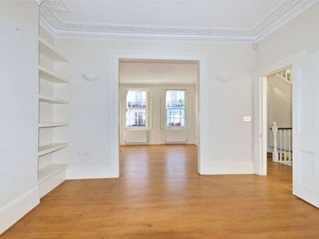 Well-proportioned four-bedroom family home, located on a picturesque street in the heart of Primrose Hill Village - Photo 4