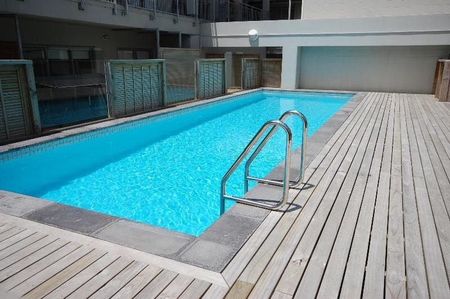 Sunny unfurnished apartment with outdoor pool - Photo 4