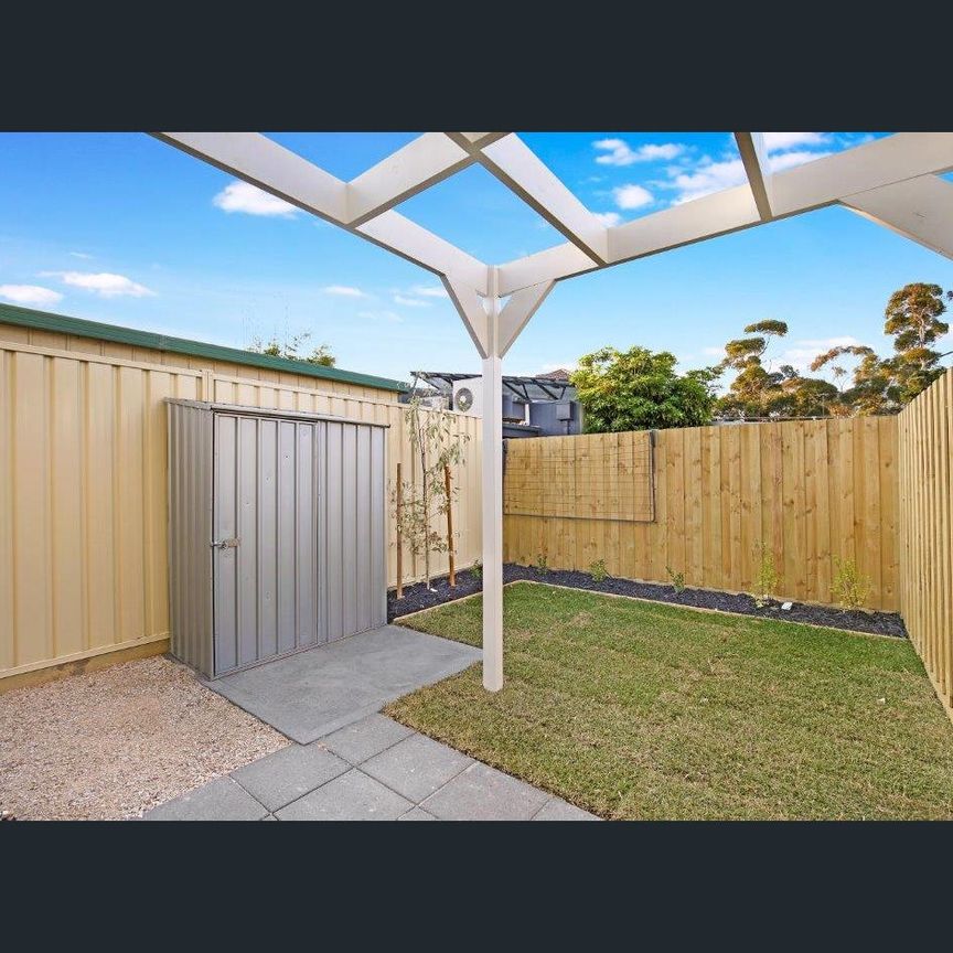 Modern Two Bedroom Townhouse - Photo 1