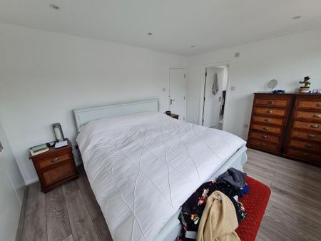 5 bedroom semi-detached bungalow to rent - Photo 2