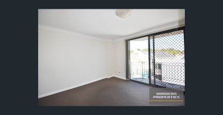 Substantial Apartment in the charming University Hall - Photo 2