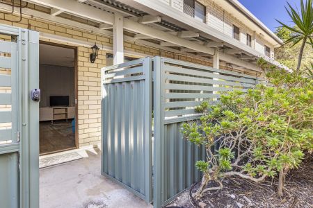 Stylish Two-Level Townhouse with Private Courtyard - Photo 4