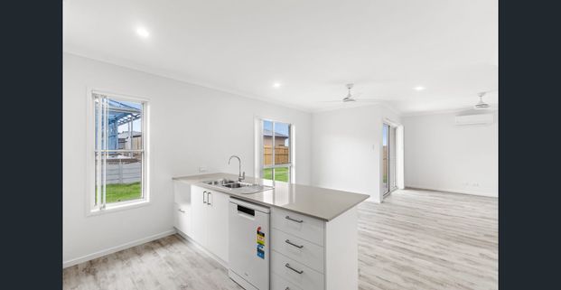 Family Living in Wondunna - Photo 1