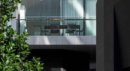 Curated Luxurious Townhouse - Photo 3