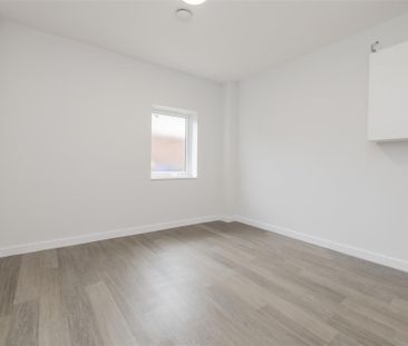 1 bed Apartment To Let - Photo 2