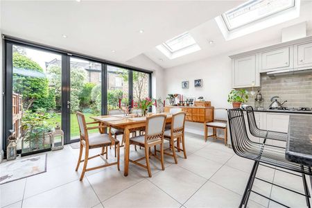 A beautifully finished family home with a large eat-in kitchen/dining room moments from Wandsworth Park. - Photo 5