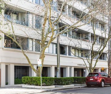 Sunlit city escape in 'Paramount' - Photo 1