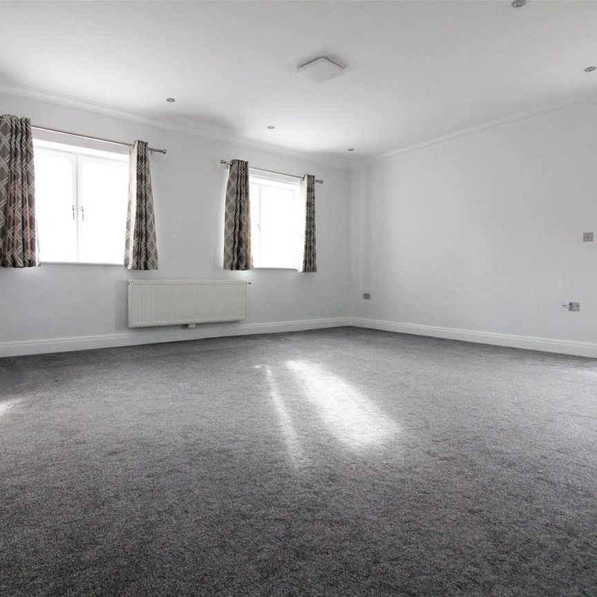 Regina Road, Southall - Photo 1