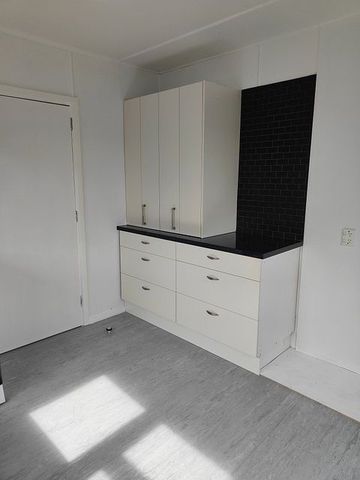 3BR Home in Marchwiel! Lawns included! - Photo 4