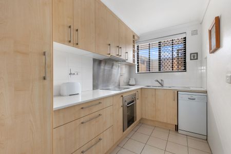 Stylish Apartment with City Views in a Blue-Ribbon Dover Heights Setting - Photo 2