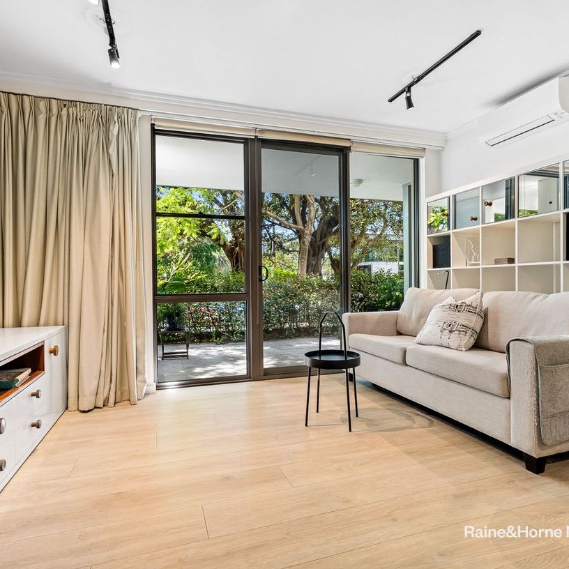 Chic city fringe 1 bed apartment in Moreton By The Park - Photo 1