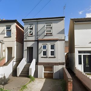 1 bedroom Flat To Let - Photo 3