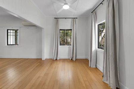 “IMMACULATELY PRESENTED - GREAT POSITION” - Photo 5