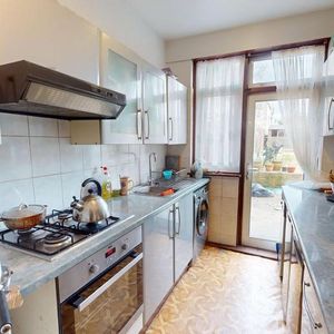 1 bedroom in a house share to rent - Photo 2