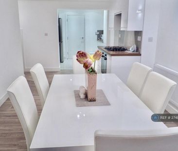 1 bedroom in a house share to rent - Photo 2