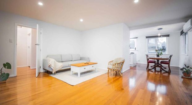 Sunny beautifully renovated 3 bedroom family home - Photo 1