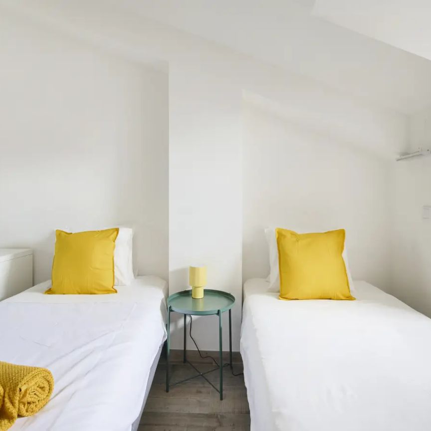 Room in a shared 2-bedroom apartment for rent in Lisbon, couples allowed - Foto 1