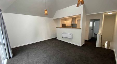 STYLISH TOWNHOUSE IN FANTASTIC LOCATION: - Photo 4