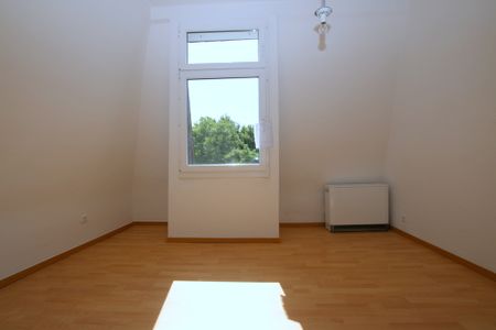 Gemütliche Dachgeschosswohnung mit 3 Zimmern und ca. 60 m² Wfl. in ruhiger Wohnlage - Photo 2