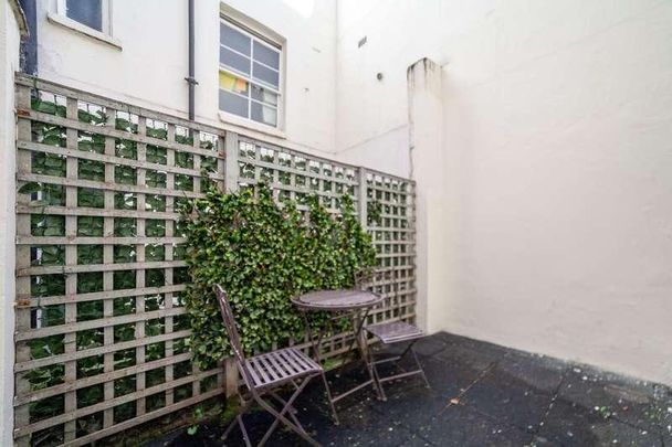 Hereford Road, Notting Hill, London, W2 - Photo 1