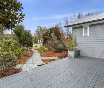 Modern Cottage Retreat in a Quiet Narrabundah Street - Photo 1