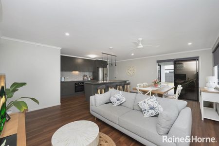 SLEEK & MODERN - Photo 2