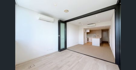 Stylish & Spacious 2-Bedroom Apartment in Prime Waterfront Location - Photo 3