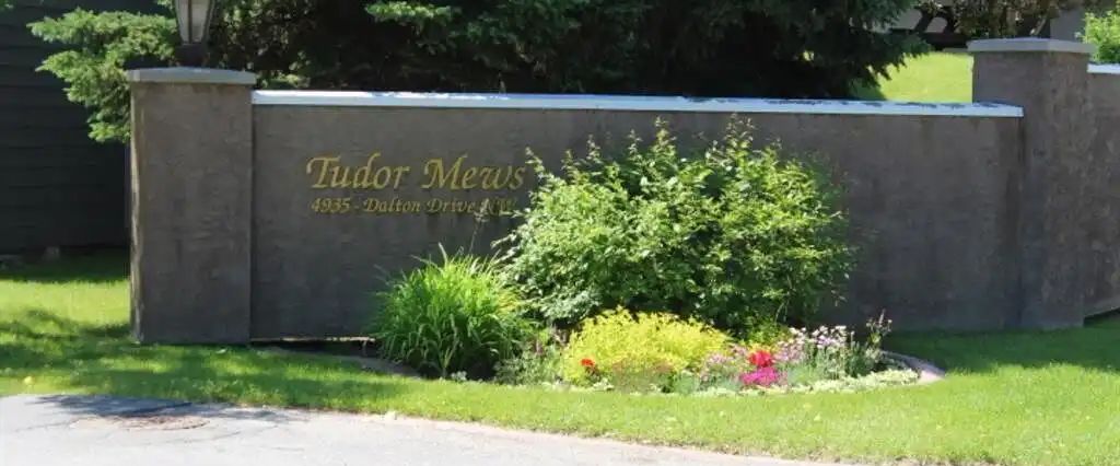 Spacious 3-Bedroom Townhouse with Furnished Basement & Green Space – Dalhousie — 3 Bedrooms+ Den Townhouse - Photo 1