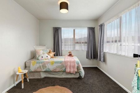 Large family home fully fenced - Photo 5