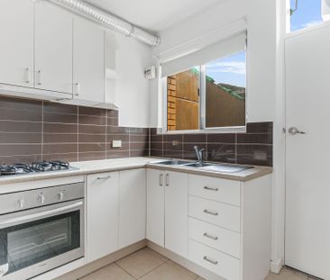 Low-Maintenance Impressive Unit in a Prime City-Fringe Spot! - Photo 3