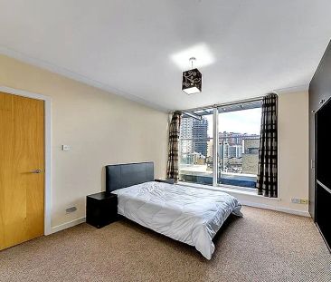 3 bedroom flat in London - Photo 3