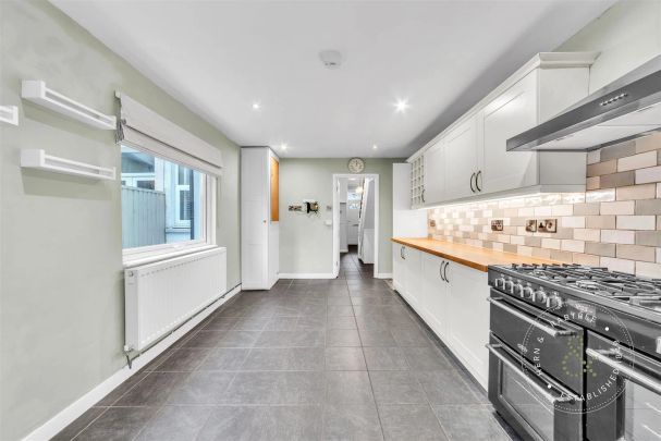 3 Bedroom House - Mid Terrace - Photo 1