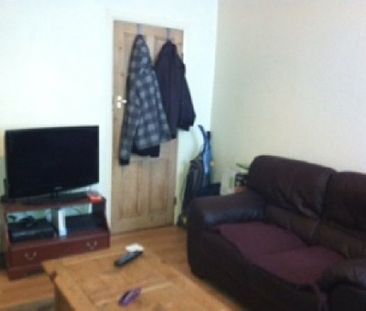 2 Bed - Well Presented 2 Bedroom Property With An Additional Room - Photo 3