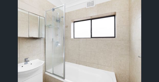 Spacious Two-Bedroom Apartment Featuring a Bright Sunroom - Photo 1