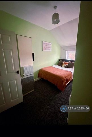 1 bedroom in a house share to rent - Photo 4