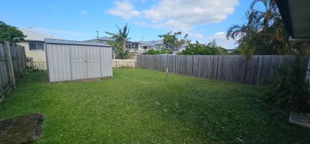 Newly Refurbished Home - Walk to Woody Point Waterfront - Photo 5