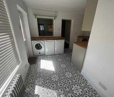 2 bedroom end of terrace house to rent - Photo 3