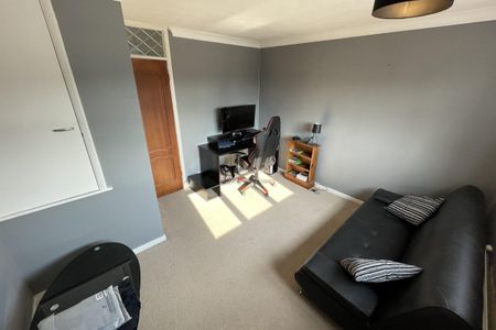 Styles Close - Photo 4