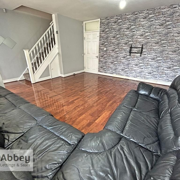 5 bedroom end of terrace house to rent - Photo 1