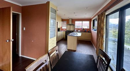 Spacious Family Home with Stunning Valley Views - Photo 3