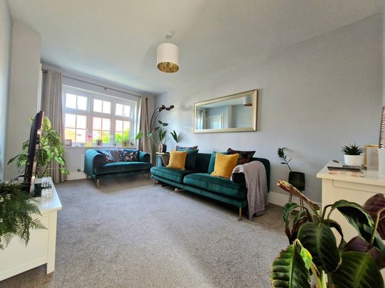 2 bedroom end of terrace to let - Photo 1
