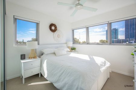 Contemporary Two Bedroom Apartment - Perfect Location! - Photo 3