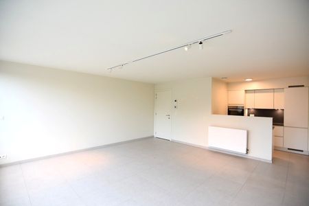 Lichtrijk 2-slpk appartement met privé parking nabij Rumbeke - Photo 2