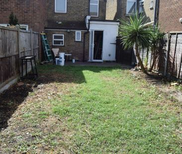 Three bedroom house close to ilford station - 2500 pcm - Photo 3