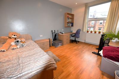 2 bedroom Flat in Cardigan Road, Leeds - Photo 5