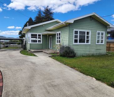 Spacious 3-Bedroom Home – Close to the Hospital and Shops - Photo 4