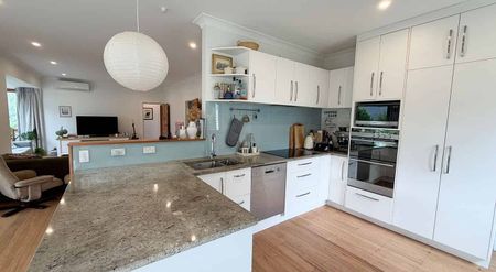 Family Home in Karori (4-bedrooms) - Photo 5